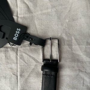 NWT Hugo Boss Mens black leather belt